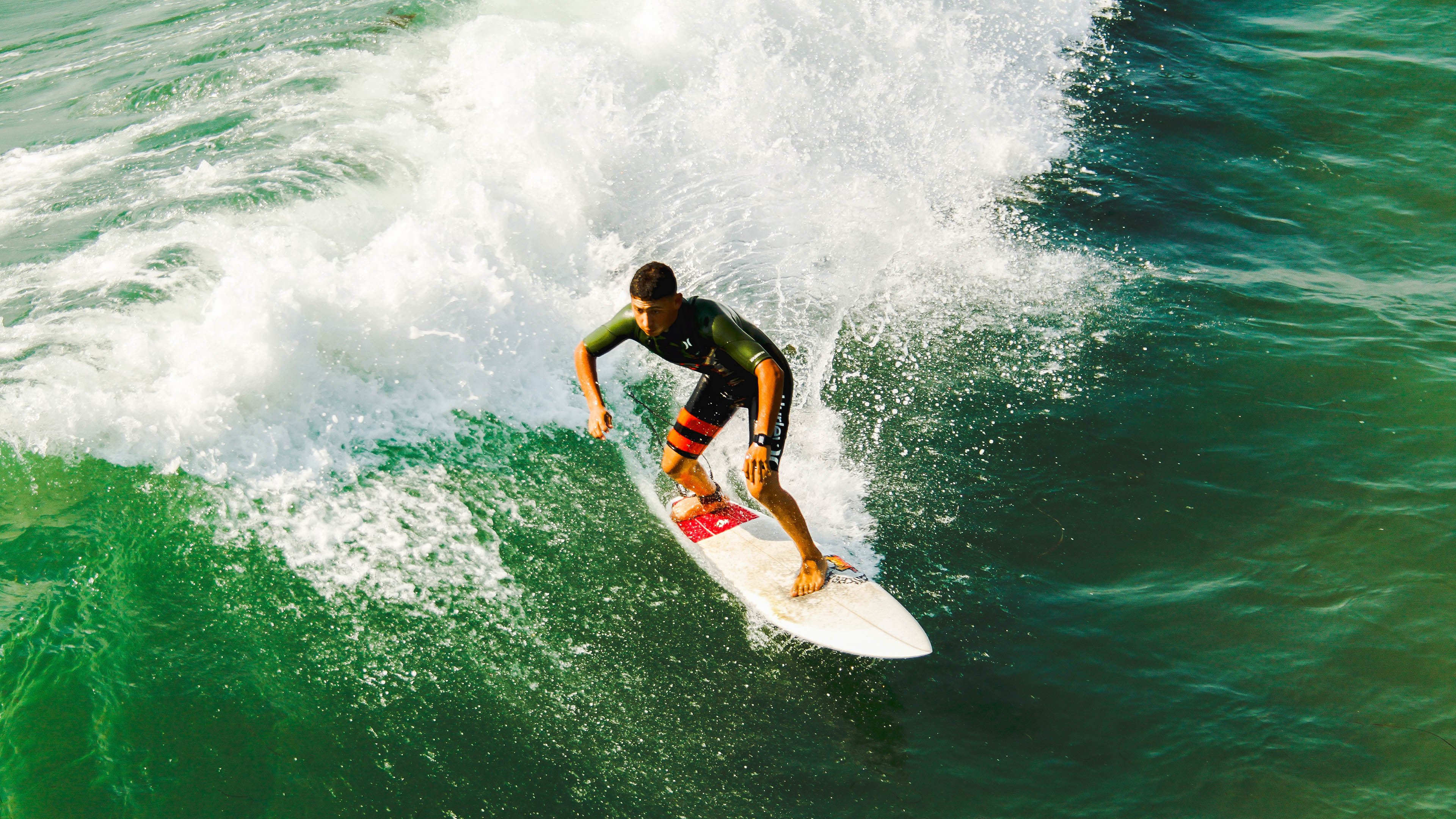 水球比赛中立代表队A防守反击有章法，水球比赛中球最多在手中停留多少秒